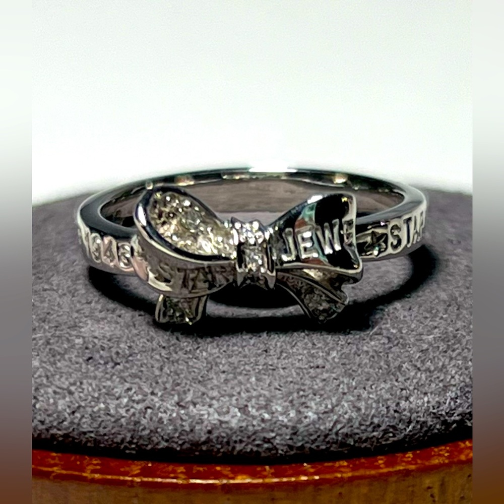 Japan Platinum 950  Ribbon Style with Natural Diamonds Ring